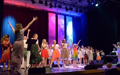 Na scenie RCK zaprezentowały się młodsza i starsza schola parafialna drzewickiej parafii