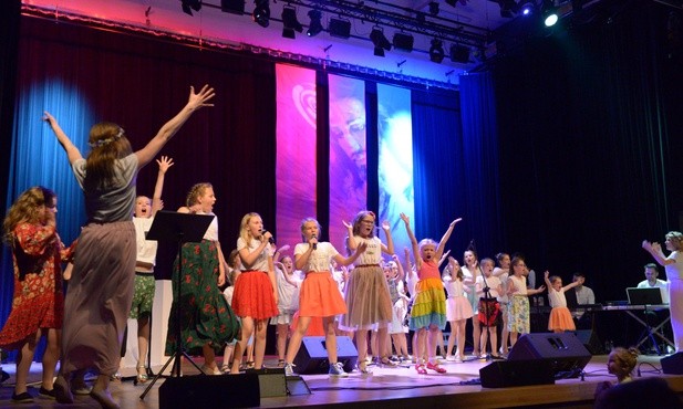 Na scenie RCK zaprezentowały się młodsza i starsza schola parafialna drzewickiej parafii