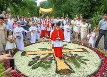 Procesja z Najświętszym Sakramentem po kwiatowych dywanach w Spycimierzu.