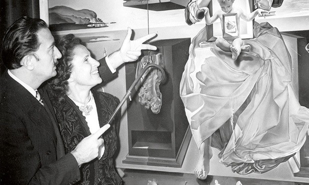Salvador Dalí z żoną Galą przed obrazem „Madonna z Port Lligat”.
