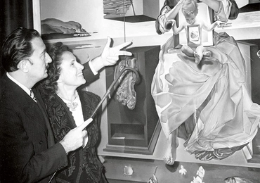 Salvador Dalí z żoną Galą przed obrazem „Madonna z Port Lligat”.