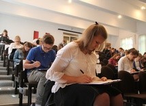 Finaliści pisali test sprawdzający w auli łowickiego seminarium