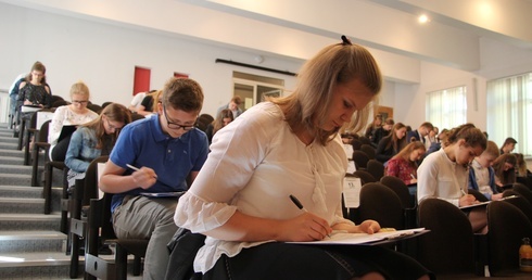Finaliści pisali test sprawdzający w auli łowickiego seminarium