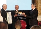 Minister Gliński wręczył nagrodę Tadeuszowi (z lewej) i Marianowi Lipcom