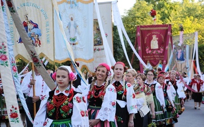 Kapłana niosącego Najświętszy Sakrament poprzedzały liczne chorągwie niesione przez wiernych w strojach ludowych