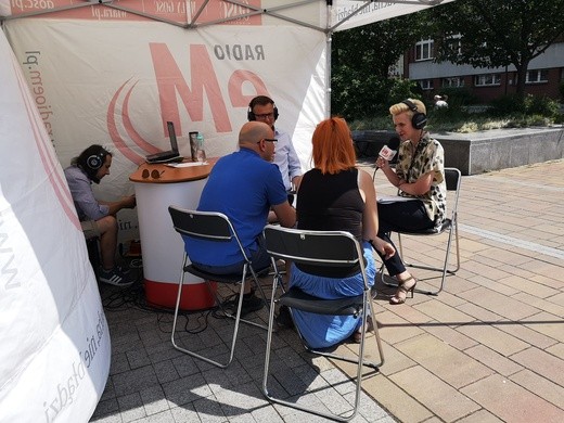 Studio plenerowe Radia eM przed Uniwersytetem Śląskim 