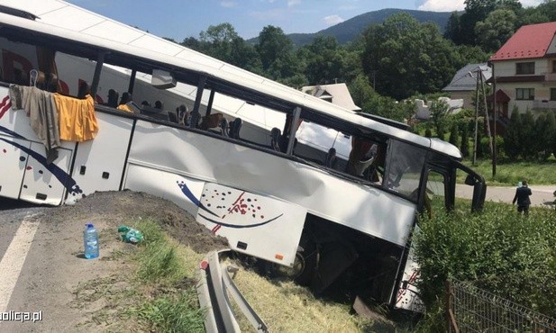 Przed południem, na zakopiance w miejscowości Tenczyn, zderzyły się ciężarówka, autokar i samochód osobowy