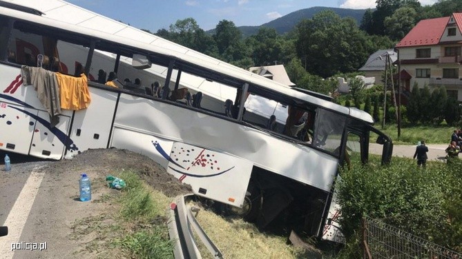 Przed południem, na zakopiance w miejscowości Tenczyn, zderzyły się ciężarówka, autokar i samochód osobowy