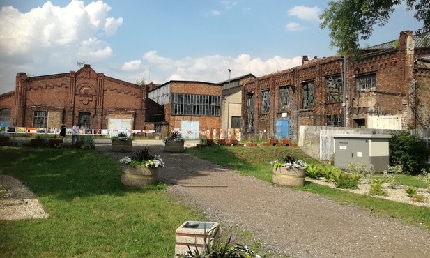 Fabryka pełna życia w Dąbrowie
