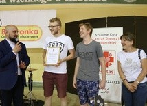 Ks. Damian Drabikowski wręczył dyplom przedstawicielom najlepszego SCK, które działa przy Zespole Szkół Spożywczych i Hotelarskich w Radomiu