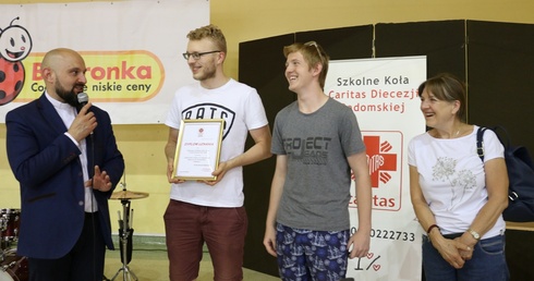 Ks. Damian Drabikowski wręczył dyplom przedstawicielom najlepszego SCK, które działa przy Zespole Szkół Spożywczych i Hotelarskich w Radomiu