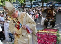 "Matko, dziś świętuję na Pradze"