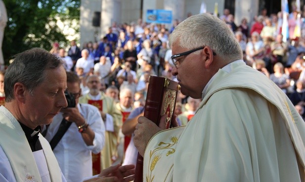 "Matko, dziś świętuję na Pradze"