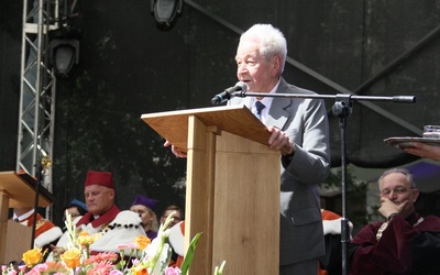 Prof. Stefan Sawicki w 2015 r. został odznaczony przez papieża medalem Pro Ecclesia et Pontifice