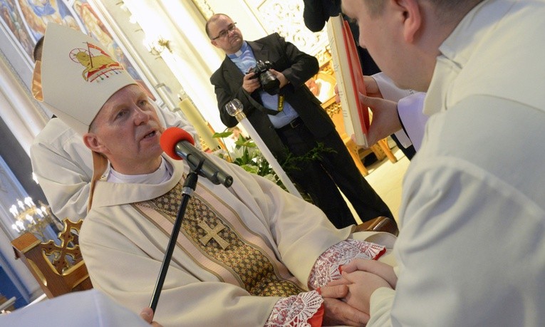 "Czy przyrzekasz swemu ordynariuszowi cześć i posłuszeństwo? Niech Bóg, który rozpoczął w tobie dobre dzieło, sam go dokona"