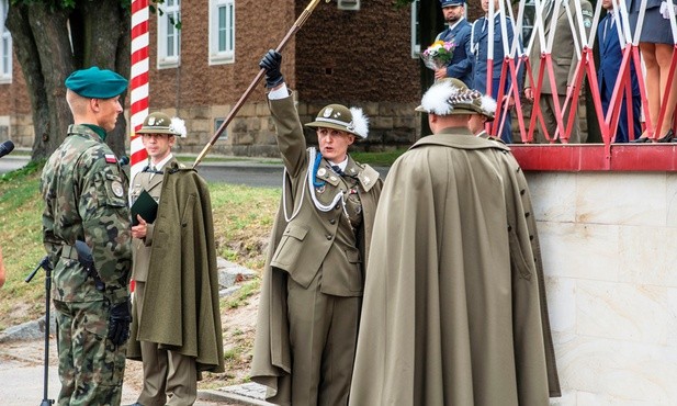 Ppłk Izabela Wlizło trzymająca kełef, symbol dowództwa górskich jednostek wojskowych