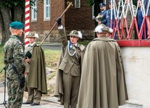 Ppłk Izabela Wlizło trzymająca kełef, symbol dowództwa górskich jednostek wojskowych