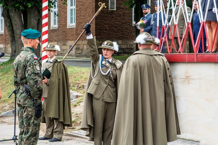 Ppłk Izabela Wlizło trzymająca kełef, symbol dowództwa górskich jednostek wojskowych