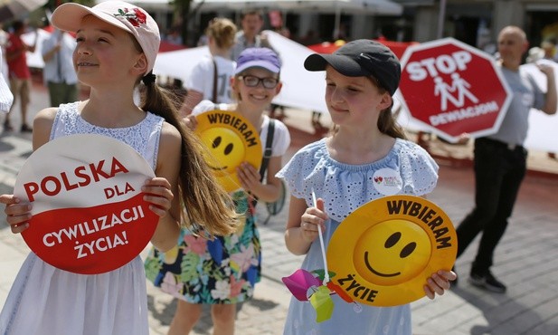 Ulicami Warszawy po raz 13. przeszedł Marsz dla Życia i Rodziny