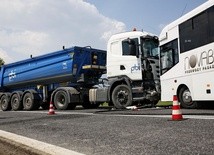 Ciężarówka wjechała w autobus