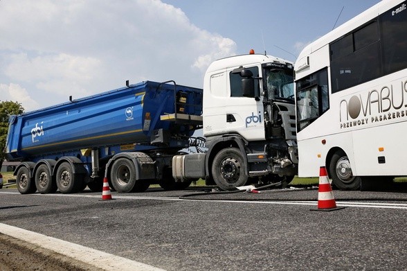 Ciężarówka wjechała w autobus