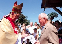 	Parafianie przekazują klucze świątyni bp. Janowi Styrnie.