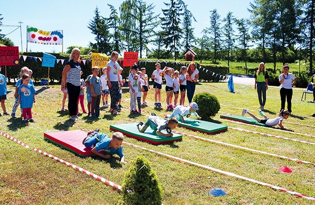 Młodym sportowcom uśmiech nie znikał z twarzy. 