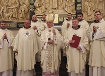 Nowo wyświęceni z metropolitą katowickim oraz swoimi przełożonymi. Kapłani są po prawej stronie zdjęcia, diakoni – po lewej.