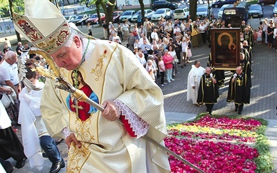 Obraz został wniesiony do świątyni po kwiatowym dywanie.