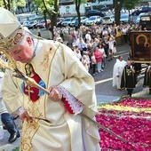 Obraz został wniesiony do świątyni po kwiatowym dywanie.