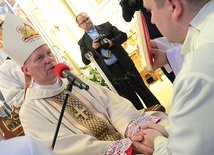 „Czy przyrzekasz swemu ordynariuszowi cześć i posłuszeństwo? Niech Bóg, który rozpoczął w tobie dobre dzieło, sam go dokona”.