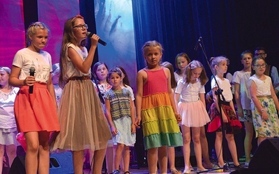 Na scenie zaprezentowały się schole: dziecięca i młodzieżowa, działające przy parafii św. Łukasza.