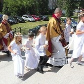 W procesji biskupi Wiesław Śpiewak CR i Jan Kopiec,  ks. Maciej Sasiak CR niesie relikwie św. Marii Goretti.