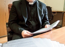 Sekretarz synodu z dokumentami przyjętymi na zebraniach plenarnych, które po ostatnich korektach będą czekały na decyzję biskupa.