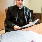 Sekretarz synodu z dokumentami przyjętymi na zebraniach plenarnych, które po ostatnich korektach będą czekały na decyzję biskupa.