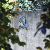 Pomnik znajdujący się w miejscu pochówku żołnierzy radzieckich na cmentarzu komunalnym w Koszalinie.