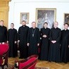 Delegowani kapłani z biskupem.