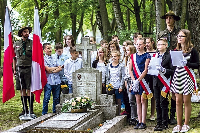 Uczniowie z SP nr 9 w Olsztynie zapowiadają, że będą dalej opiekować się grobem wojskowego.