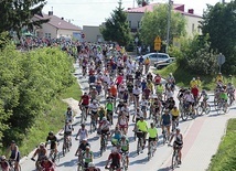 ▲	Peleton przejechał przez Obrazów. 