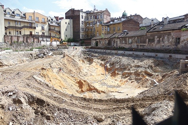 ▲	Odkrycia archeologiczne przy ul. Stradomskiej są związane m.in. z faktem, że kiedyś znajdowały się tu kościół oraz szpital. 