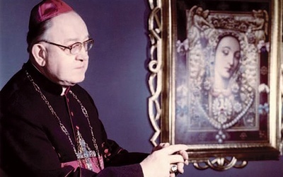 ◄	Biskup Wilhelm Pluta, a w tle wizerunek MB Cierpliwie Słuchającej.