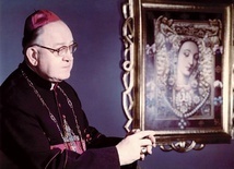 ◄	Biskup Wilhelm Pluta, a w tle wizerunek MB Cierpliwie Słuchającej.
