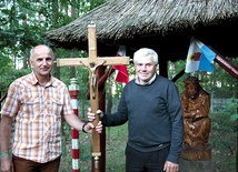 Wędrówce przewodniczy krzyż, wykonany przez Andrzeja Michalskiego. Na zdjęciu  Andrzej Michalski (po prawej) i Ryszard Żychowski.