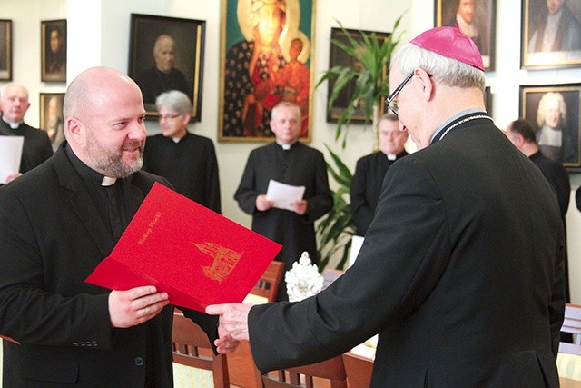 Ks. Rafał Winnicki, dotychczasowy duszpasterz Diecezjalnej Szkoły Nowej Ewangelizacji  im. św. Łukasza Ewangelisty, został mianowany wikariuszem parafii św. Wojciecha w Nasielsku.