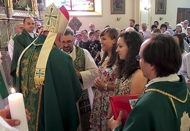 ▲	Animatorzy oaz wakacyjnych przyjęli błogosławieństwo i świece z rąb bp. Piotra Gregera.