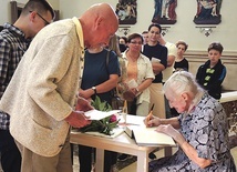 ▲	Na zakończenie spotkania prelegentka podpisywała książki swojego autorstwa. 