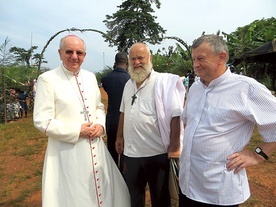 W listopadzie 2015 roku abp Stanisław Budzik odwiedził ks. Stanisławka (w środku) i poświęcił wybudowany przez niego kościół.