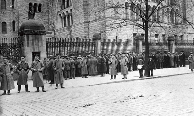 Listopad 1918. Grupa żołnierzy niemieckich przed zamkiem w Poznaniu