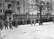 Listopad 1918. Grupa żołnierzy niemieckich przed zamkiem w Poznaniu