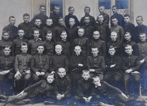 Ks. Sitko z wychowankami (siedzi w pierwszym rzędzie, czwarty z lewej)